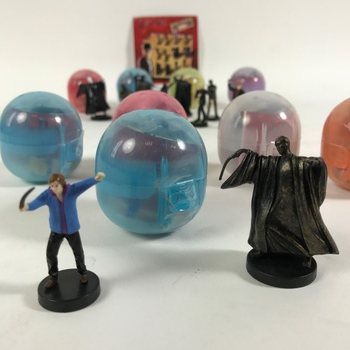 S&Uuml;RPRİZ YUMURTALAR - KAPS&Uuml;LDE KARIŞIK HARRY POTTER FİG&Uuml;RLERİ (100 adet)